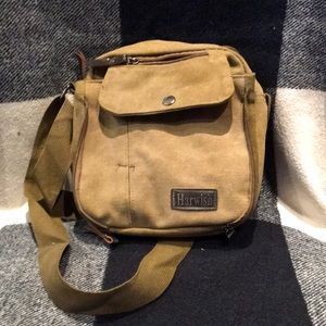 Canvas shoulder bag.